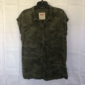 Women’s Mossimo Camo Cuffed Sleeve Button Down Collared Shirt - Size M